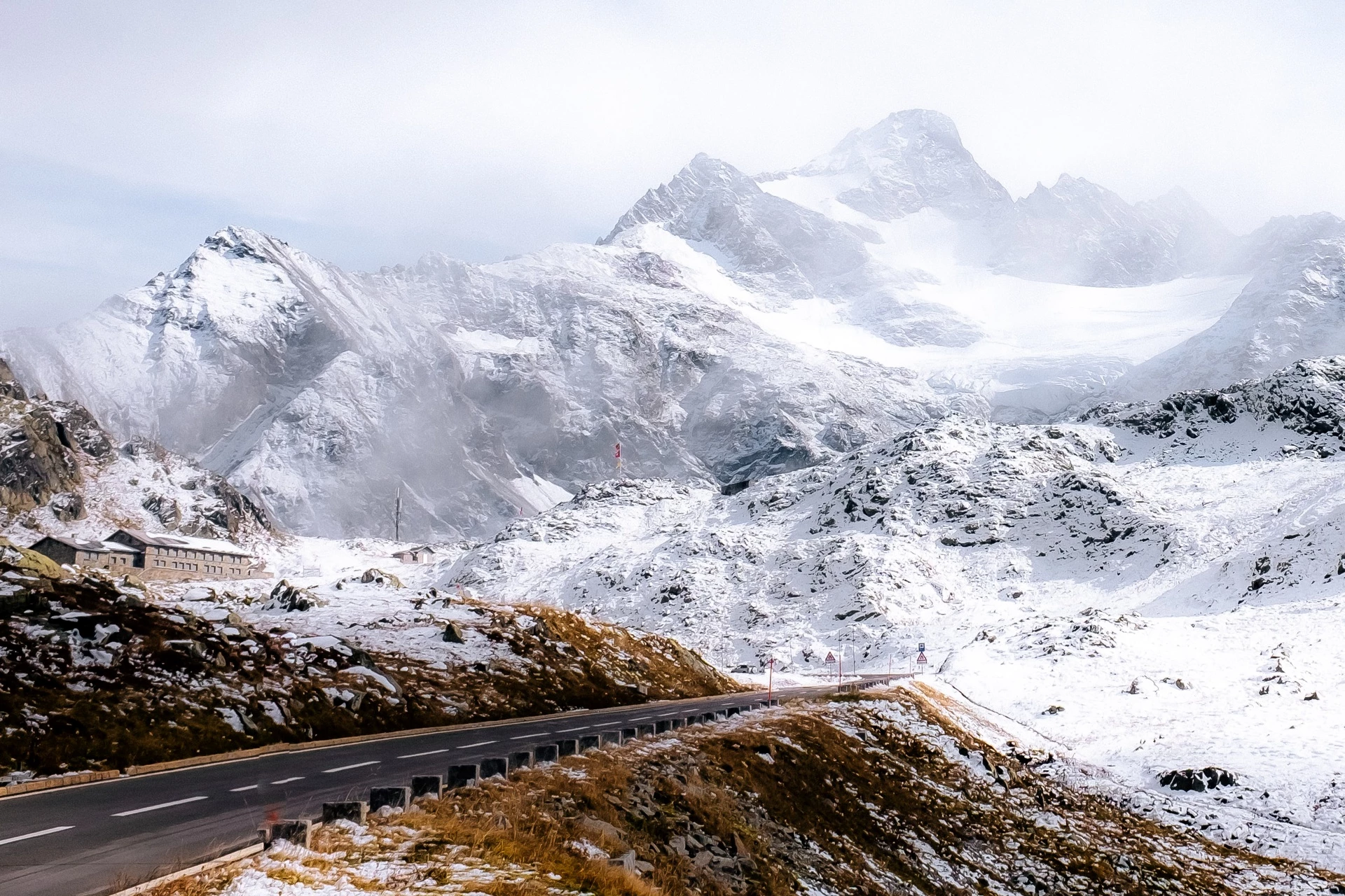 5. Cung đường đèo từ Susten đến Grimsel và Furka, Thụy Sĩ: Cung đường chỉ khoảng hơn 120 km nhưng thách thức nhiều lái xe với các đoạn đổ đèo, khúc cua với tần suất dày chóng mặt. Trong trải nghiệm này, bạn sẽ đi qua nhiều dãy thiên nhiên phong phú từ những khu rừng thảo nguyên tươi tốt, sông băng, hồ chứa đến những đỉnh núi cằn cỗi.