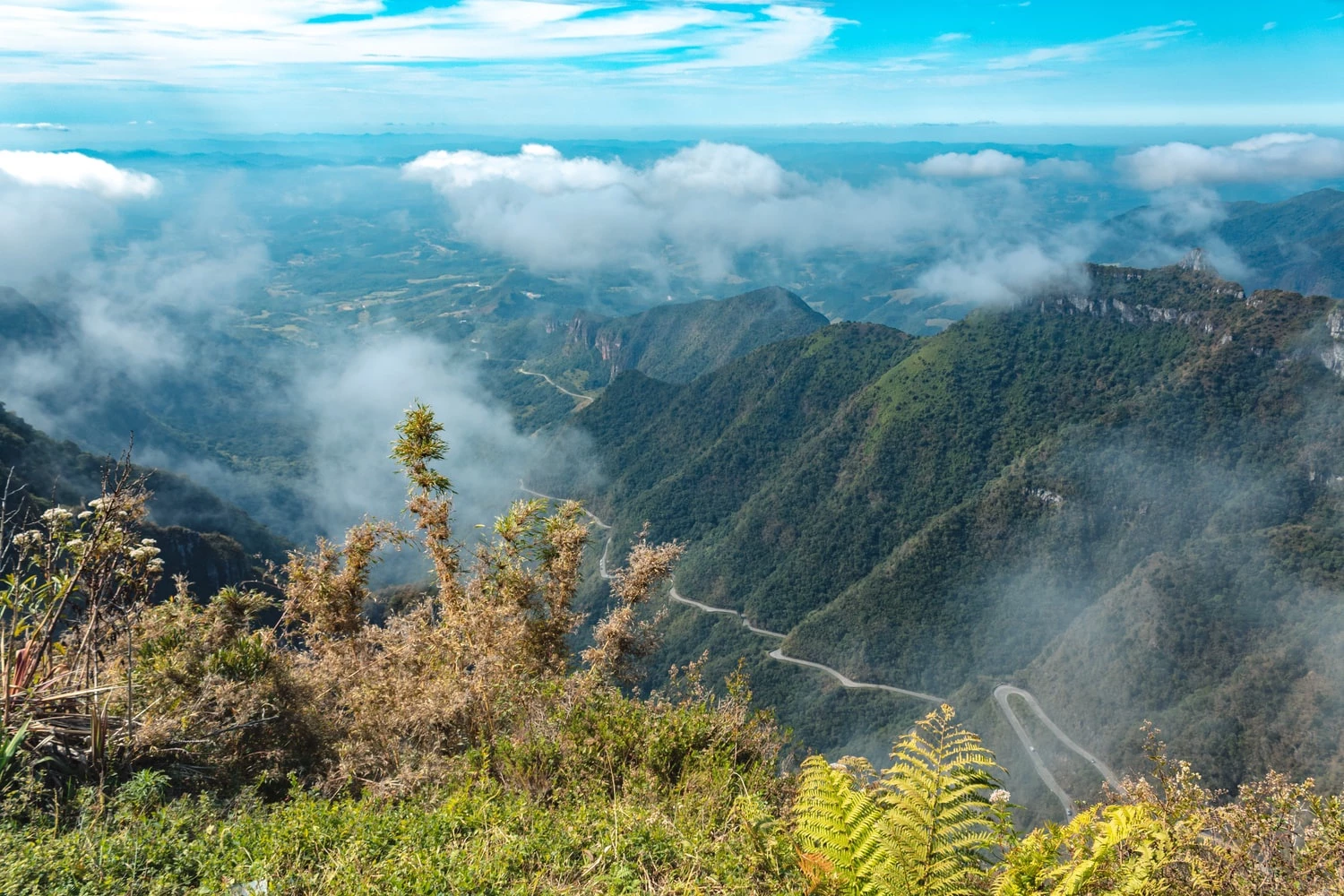 6. Cung đường qua dãy Serra do Rio do Rastro, Brazil: Đoạn đường đèo chỉ hơn 130 km này thu hút nhiều tay lái trên thế giới đến chinh phục và khám phá thiên nhiên Brazil. Cảnh quan trên đường là thiên nhiên tuyệt đẹp với núi và biển xanh sóng vỗ.