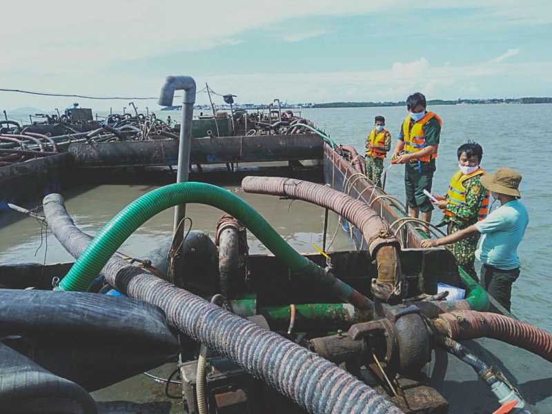 TP.HCM: Bắt giữ 3 sà lan vận chuyển cát trái phép trên vùng biển Cần Giờ