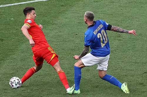 CĐV Xứ Wales phẫn nộ khi Ampadu bị đuổi khỏi sân ở trận thua Italia