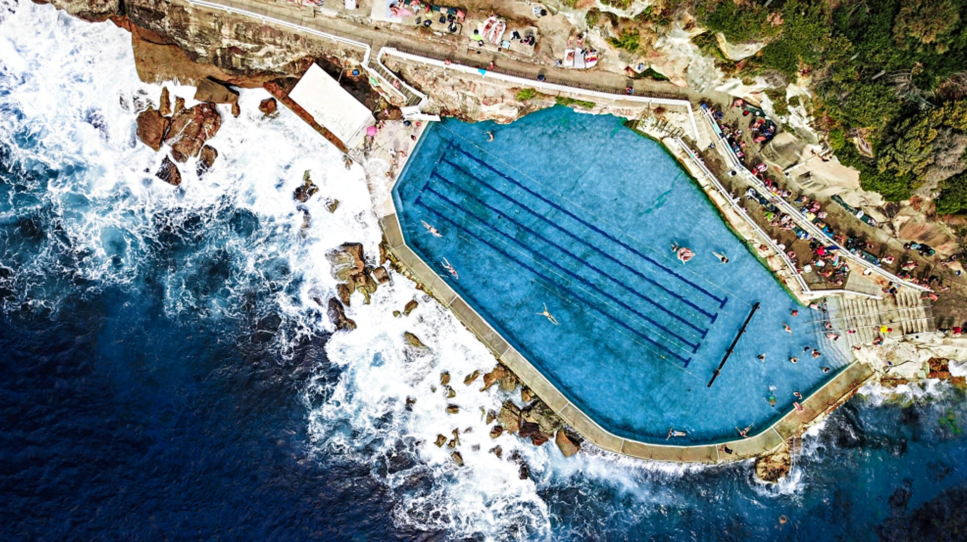 Bronte Baths, Sydney, Australia: Nằm trên bãi biển Bronte, hồ bơi Bronte Baths được xây dựng nép vào sườn núi đá, có cầu thang dẫn xuống và một thanh chắn bằng gỗ ngăn cách với mặt biển. Điểm ấn tượng nhất của Bronte Baths là hình cây đàn ghita độc đáo khi nhìn từ trên cao. Tận hưởng những phút giây thư giãn tại đây, du khách không chỉ thỏa thích bơi lội mà còn có thể cảnh ngắm Mặt Trời mọc tuyệt đẹp trên biển. Ảnh: Shutterstock.