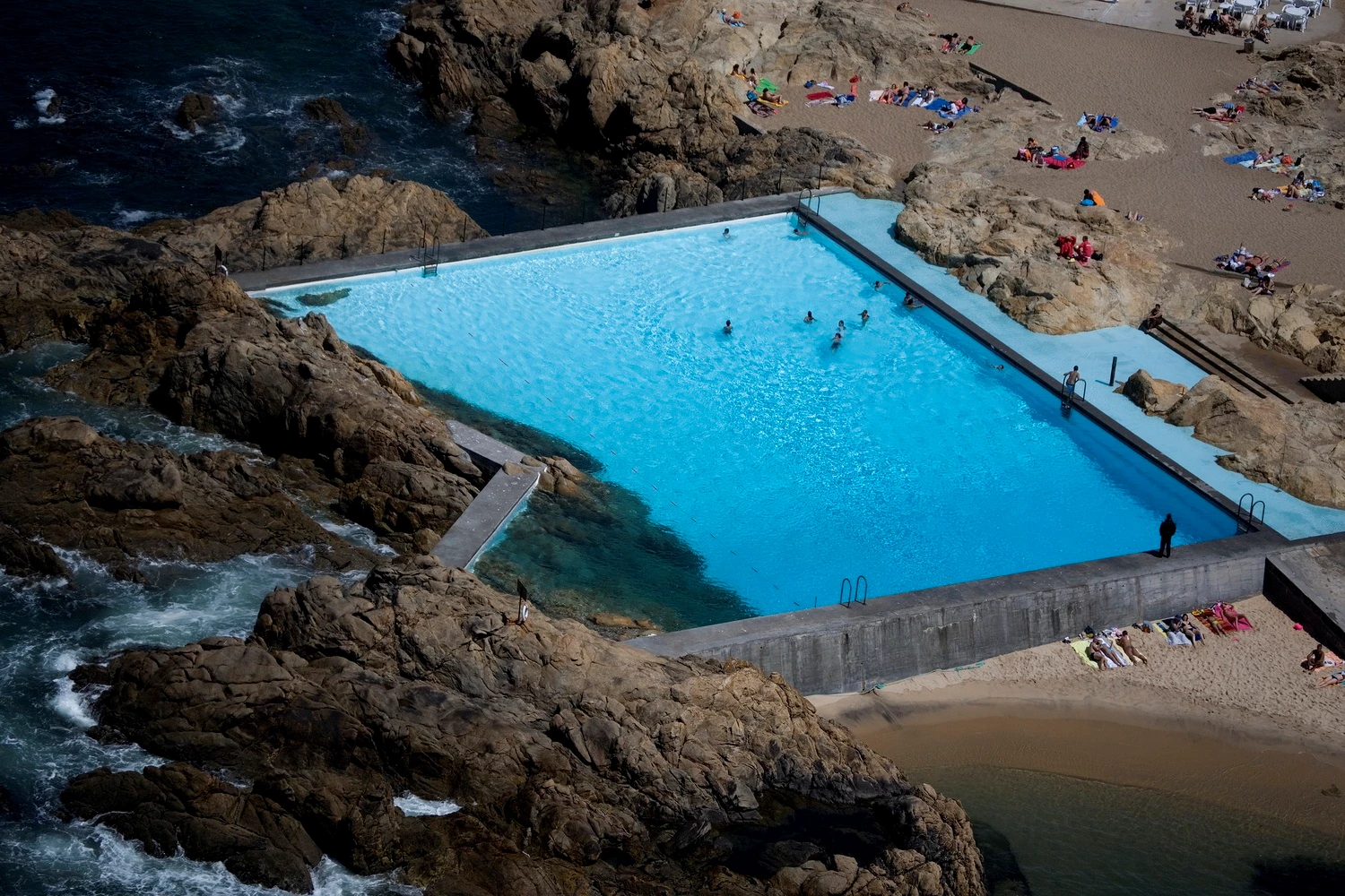 Piscina das Mares, Porto, Bồ Đào Nha: Không chỉ là hồ bơi sang trọng để du khách ngâm mình hay bơi lội, Piscina das Mares còn là kỳ quan kiến ​​trúc. Công trình là tác phẩm biểu tượng cho sự nghiệp của Alvaro Siza Vieira, kiến ​​trúc sư từng đoạt nhiều giải thưởng nhất của Bồ Đào Nha. Piscina das Mares là hồ bơi nước mặn, nằm giữa những tảng đá và mặt biển, với sự kết hợp độc đáo của kiến ​​trúc và khung cảnh tự nhiên. Ảnh: ArchDaily.