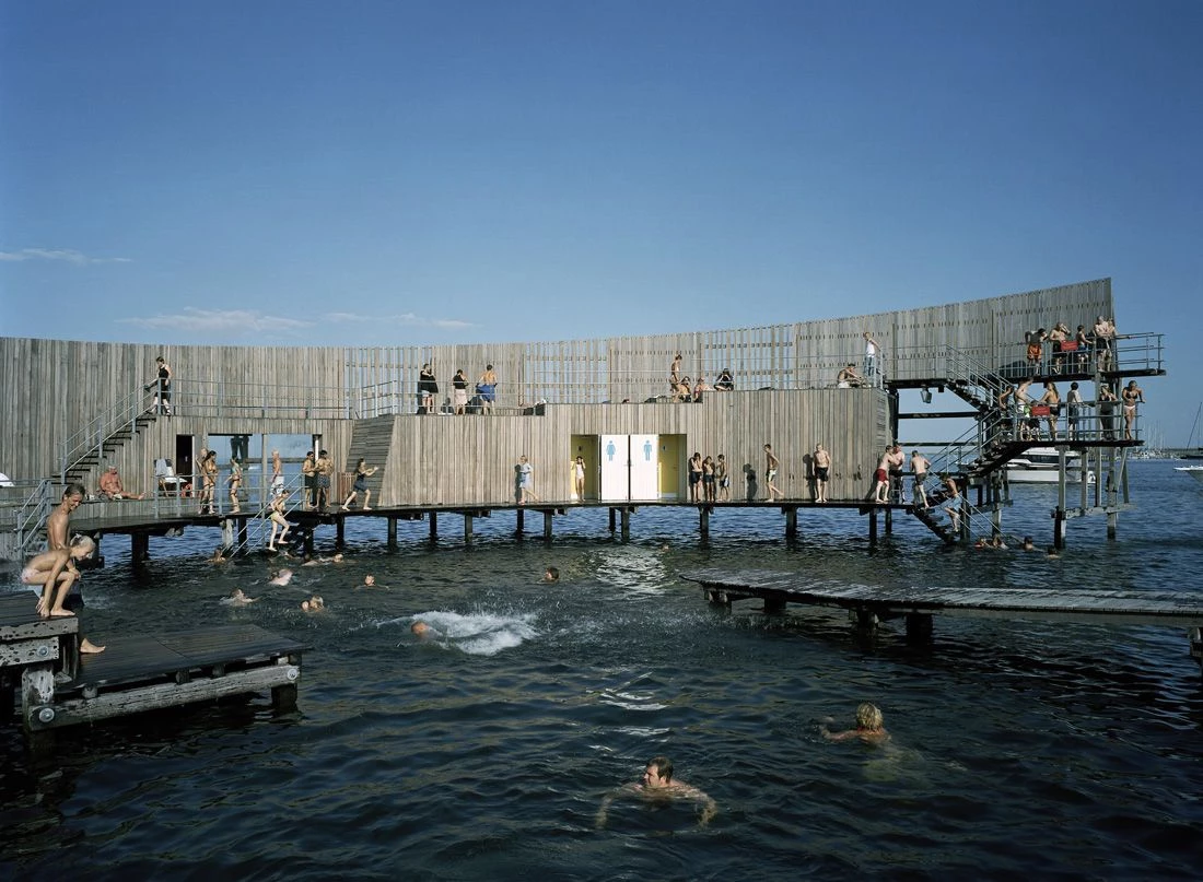Kastrup Sea Bath, Copenhagen, Đan Mạch: Kastrup Sea Bath là một trong những viên ngọc kiến ​​trúc nổi tiếng ở Đan Mạch. Công trình mở cửa cho những người yêu thích bơi lội biển từ năm 2004. Mặc dù ở Bắc Âu, nước biển tại đây khá ấm. Với thiết kế khu vực bao quanh dạng hình tròn để chắn gió, Kastrup Sea Bath cung cấp cho du khách trải nghiệm bơi lội lý tưởng. Ảnh: Archello.