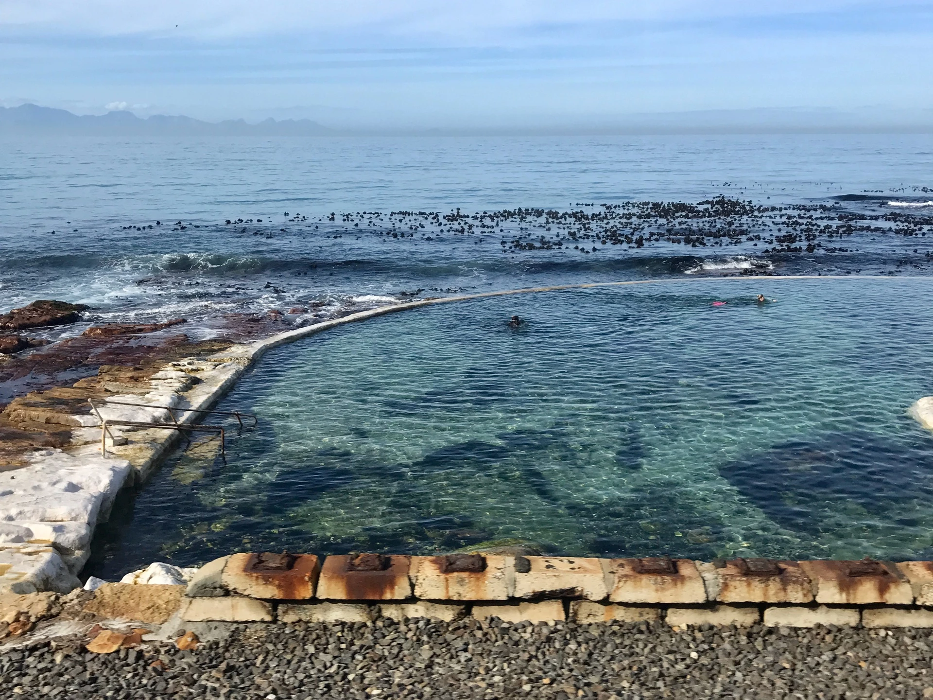 Dalebrook Tidal Pool, Cape Town, Nam Phi: Bể bơi thủy triều Dalebrook thu hút những người thích bơi lội đến vùng ngoại ô bãi biển St James. Nơi đây là một trong những hồ bơi ấn tượng nhất dọc theo bờ biển, với dáng vẻ như hòa hợp với đại dương một cách liền mạch. Ảnh: Andrew Thompson.