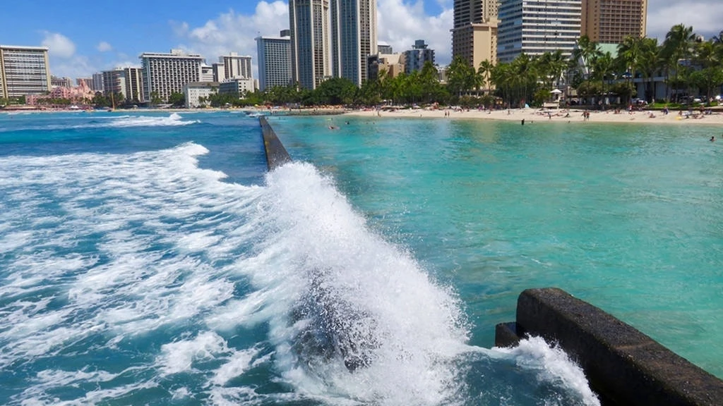 Kuhio Beach, Hawaii, Mỹ: Khu vực Waikiki của Hawaii nổi tiếng là nơi lướt sóng hàng đầu thế giới. Trên bãi biển Kuhio rực rỡ, du khách có thể trải nghiệm bơi lội trong một đê chắn sóng được gọi là "Bức tường Waikiki". Tường chắn này dài khoảng 400 m, tạo ra một đầm phá nhiệt đới nhân tạo quyến rũ bên những dãy nhà cao tầng. Ảnh: Shutterstock.
