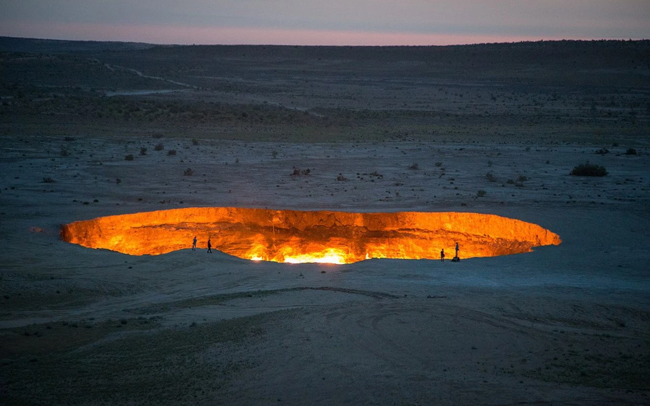 "Cổng địa ngục", Derweze, Turkmenistan: Nằm giữa sa mạc Karakum, "Cổng địa ngục" này là một hố ga tự nhiên có đường kính hơn 70 m. Từ khi được các nhà địa chất đốt để ngăn khí methane thoát ra vào năm 1971, nơi này vẫn cháy đến tận bây giờ và là điểm tham quan nổi tiếng. Vào ban đêm, khung cảnh lửa cháy trong miệng hố khổng lồ giữa sa mạc khiến nhiều người liên tưởng đây là cửa dẫn xuống địa ngục. Ảnh: Mossandfog.