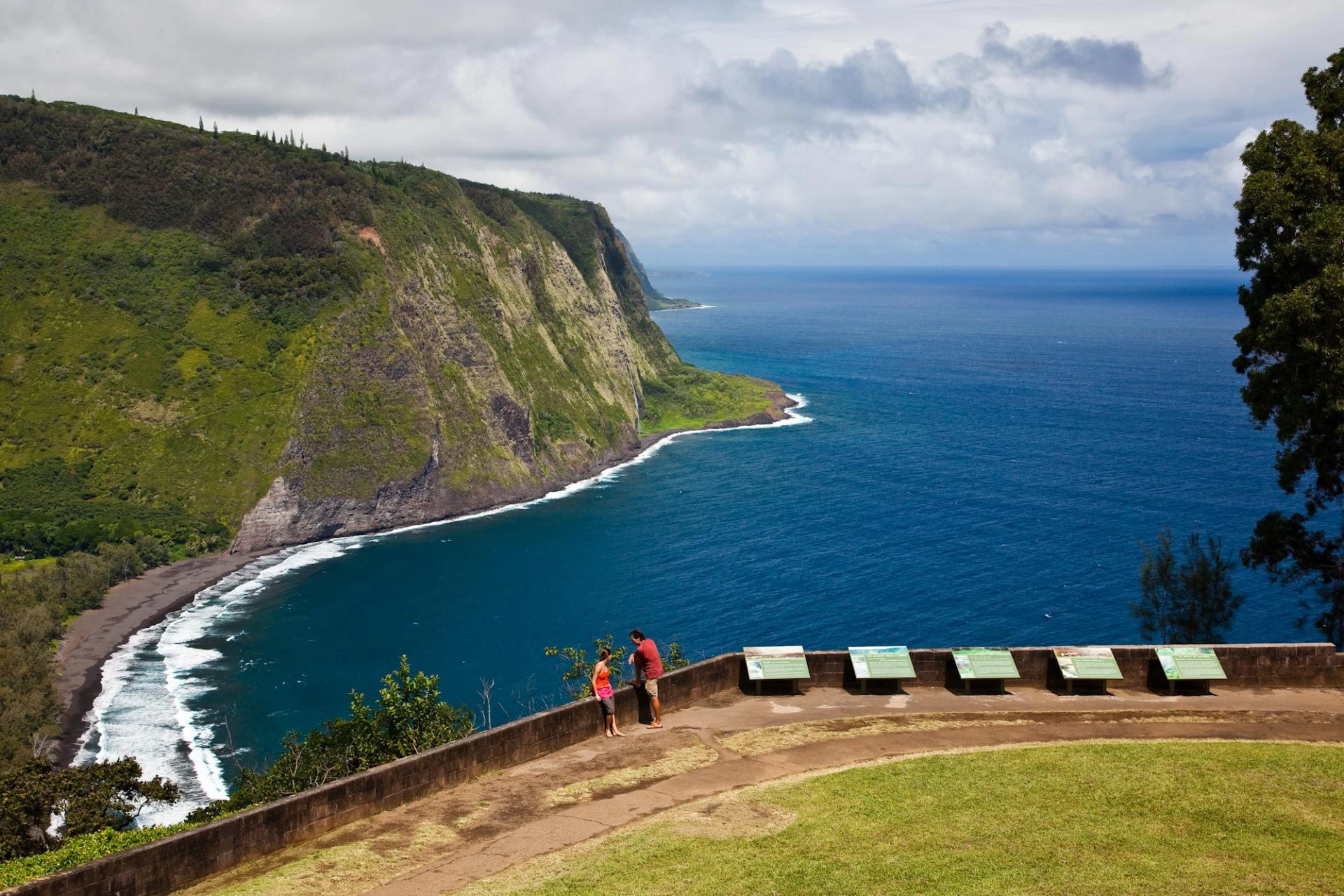 Thung lũng Waipio, Hawaii, Mỹ: Với bãi biển cát đen tuyệt đẹp, thác nước và rừng trù phú, thật khó để hình dung thung lũng Waipio có gì liên quan đến địa ngục. Tuy nhiên, theo truyền thuyết dân gian của người Hawaii, một cánh cổng dẫn xuống thế giới linh hồn, Lua-o-Milu, nằm sâu dưới cát ở khu vực này. Theo đó, con người có thể đến thế giới bên kia bằng cách nhảy xuống từ một vách đá trên biển. Ảnh: Gohawaii.