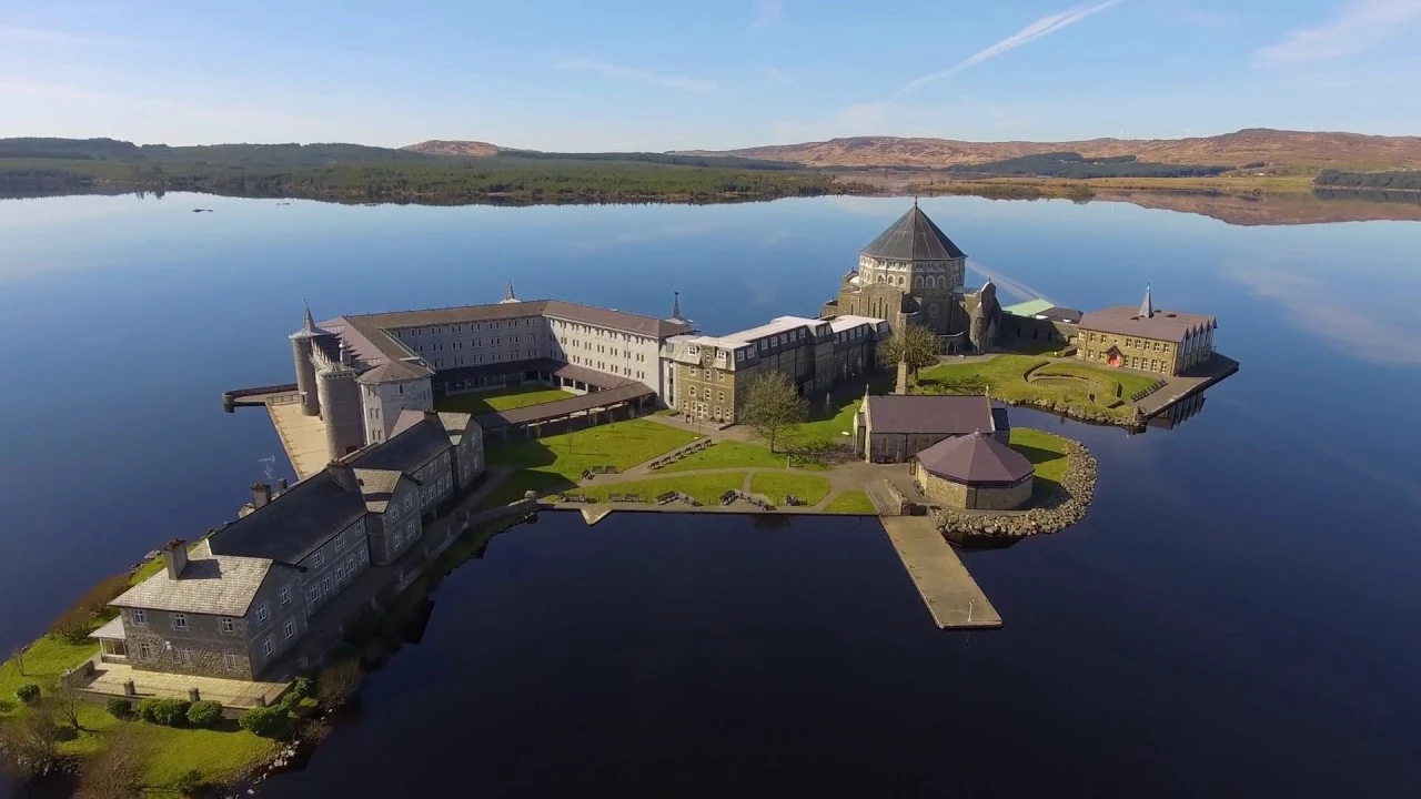 St. Patrick’s Purgatory, Ireland: Đây là một điểm hành hương cổ xưa nằm trên đảo Station ở Lough Derg, hạt Donegal, Ireland. Theo truyền thuyết địa phương, nơi đây là cổng dẫn xuống luyện ngục, được Chúa chỉ cho thánh Patrick. Truyền thuyết này được nhắc đến trong các văn bản từ năm 1185 và được phổ biến rộng rãi. Ảnh: Patryk Sadowski.