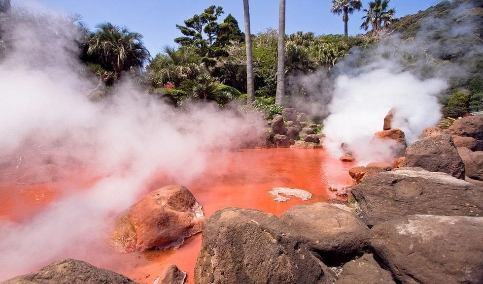 Chinoike Jigoku, Beppu, Nhật Bản: Beppu là thành phố suối nước nóng của Nhật Bản với hàng nghìn suối lớn nhỏ, nổi tiếng nhất là 9 suối với màu sắc và hình dạng khác nhau. Trong đó, Chinoike Jigoku hay "Suối máu địa ngục" có màu đỏ đặc biệt do lượng sắt ôxít và magiê tự nhiên tan trong nước. Bên cạnh suối có các tượng quỷ, và nơi này được ví như đáy địa ngục. Ảnh: Livingnomads.