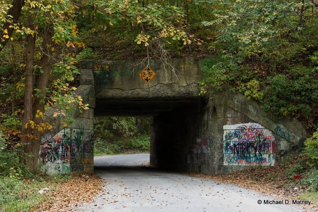 Hellam Township, Pennsylvania, Mỹ: Thị trấn nhỏ bé, thân thiện và khá tẻ nhạt này lại nổi tiếng vì lời đồn đại rằng có bảy cổng địa ngục nằm ở khu rừng cạnh thị trấn. Nguồn gốc của chúng có nhiều truyền thuyết. Trong đó, nổi tiếng nhất là chuyện một nhà thương điên nằm trong rừng bị cháy, các bệnh nhân bị nhốt và chết do 7 cánh cổng vây quanh. Một câu chuyện khác kể về tay bác sĩ kỳ lạ dựng một cánh cổng ở lối vào khu đất của mình. Sau cánh cổng đó, loạt cổng bí ẩn tiếp theo sẽ dẫn vào sâu trong rừng. Tương truyền, không có ai đi qua cánh cổng thứ 5 mà quay trở lại được. Ảnh: Mapio.