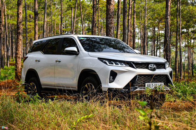 Nguyên nhân nào khiến Toyota Fortuner bị Hyundai Santa Fe và Kia Sorento soán ngôi?