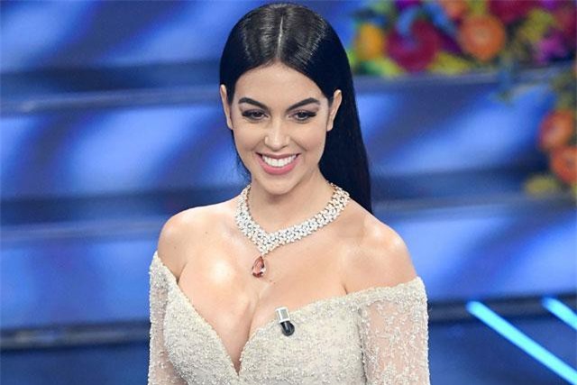 Ngắm các nàng WAGs quyến rũ nhất tại EURO 2020 ảnh 17