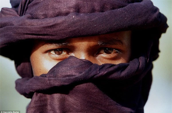 Đàn ông Tuareg phải dùng khăn che mặt.