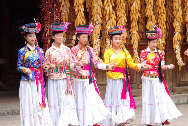 Lạ lùng bộ tộc cho phép con gái mời bạn trai ở lại qua đêm nhưng không bao giờ kết hôn