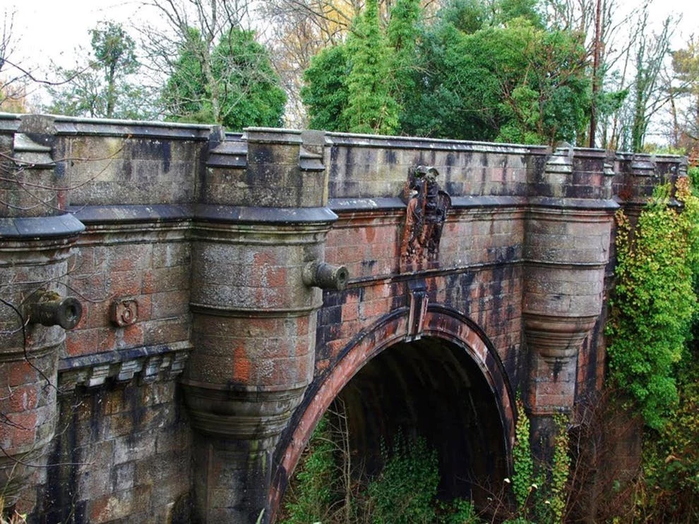 Overtoun sở hữu bức tường đá kiên cố được thiết kế công phu với 3 cổng vòm bắc qua con sông nhỏ. Cây cầu được xây dựng vào năm 1895 bởi nhà công nghiệp giàu có James White. Công trình cầu là một phần mở rộng của đường lái xe nằm trong trang viên ngay liền kề. Ảnh: Independent.