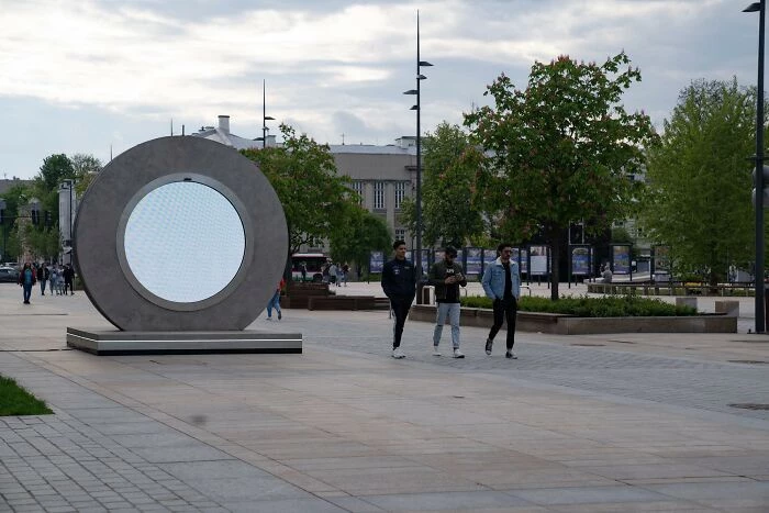 2 cánh cổng có dạng tròn, được lấy cảm hứng từ "bánh xe thời gian" và cổng dùng để dịch chuyển xuyên thời gian, không gian trong các tác phẩm khoa học viễn tưởng. Tại Vilnius, công trình nằm gần ga tàu Vilnius, còn tại Lublin, nó tọa lạc ở Plac Litewski.