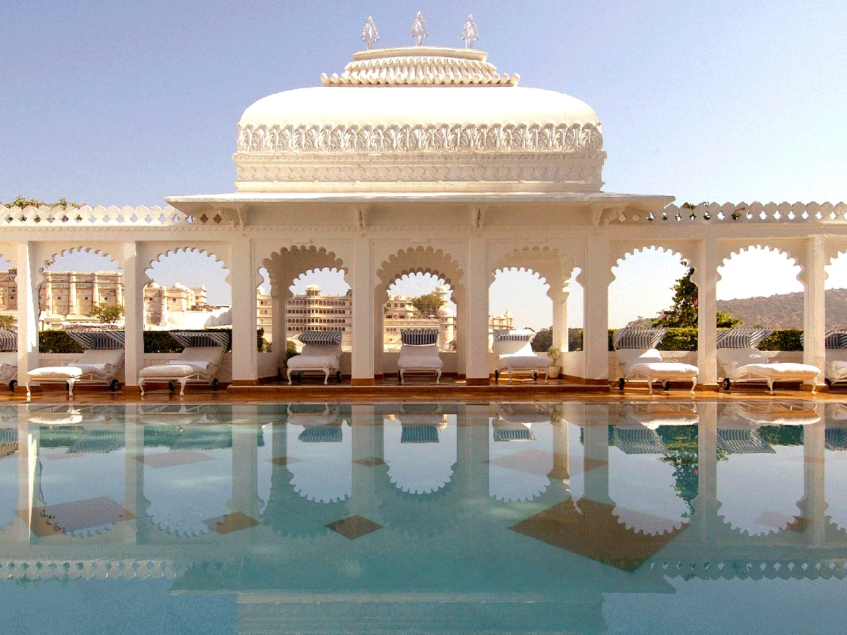 Taj Lake Palace, Ấn Độ, được xây bằng đá cẩm thạch vào năm 1746, có kiến trúc tráng lệ. Khách sạn được mệnh danh "Venice phương Đông” với vị trí tuyệt đẹp giữa hồ Pichola, các phòng nghỉ tại đây đi kèm dịch vụ quản gia. Khách sạn cung cấp nhiều hoạt động cho du khách như khám phá di sản cùng hướng dẫn viên, quan sát bầu trời và xem biểu diễn văn hóa. Ngoài ra, du khách có thể thư giãn ở spa, với các liệu pháp được lấy cảm hứng từ nghi lễ chăm sóc sức khỏe cổ xưa của hoàng gia Ấn Độ.