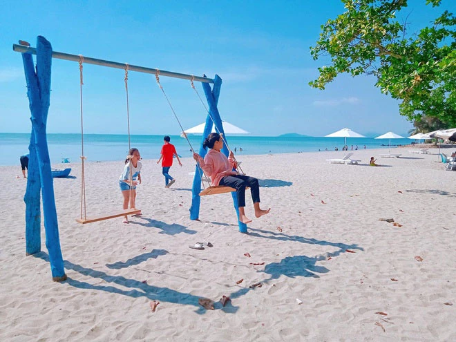 Cách thành phố Hà Tiên chỉ khoảng 5 km, biển Mũi Nai là một trong những danh thắng nổi bật của vùng đất Hà Tiên. Bãi biển này có tới 2 bãi cát đẹp để du khách tắm là bãi Nô và bãi Bằng. Cả 2 bãi biển này đều có vẻ đẹp cuốn hút riêng. Nếu như bãi Nô gây ấn tượng bởi hình ảnh bình yên, những xóm chài nhỏ đông vui thì bãi Bằng lại thu hút bởi những triền cát nằm thoai thoải. Hiện nay, Mũi Nai đã được đầu tư phát triển thành khu du lịch hiện đại với nhiều công trình vui chơi giải trí nhằm đáp ứng nhu cầu của du khách thập phương.