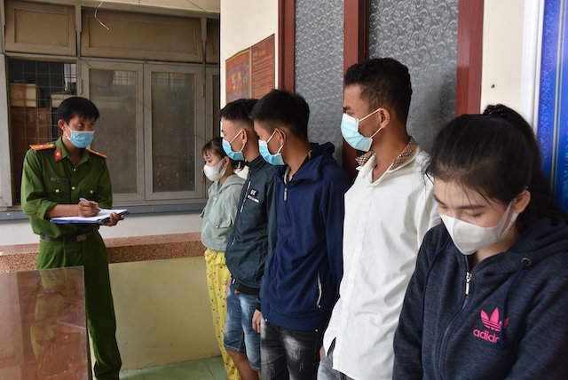 Quán karaoke cho khách ‘bay lắc’ trong thời gian giãn cách xã hội