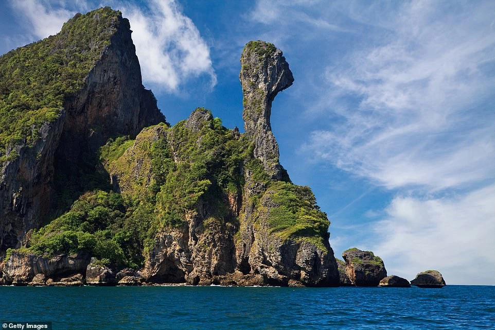 Krabi là thiên đường biển nổi tiếng của Thái Lan, với nhiều điểm du lịch thu hút như bãi biển Railay, đảo ngọc Koh Phi Phi hay Koh Lanta. Tuy nhiên, ở đây còn nhiều hòn đảo nhiệt đới độc đáo khác mà ít người biết, một trong số đó là Koh Kai, còn gọi là đảo Gà.