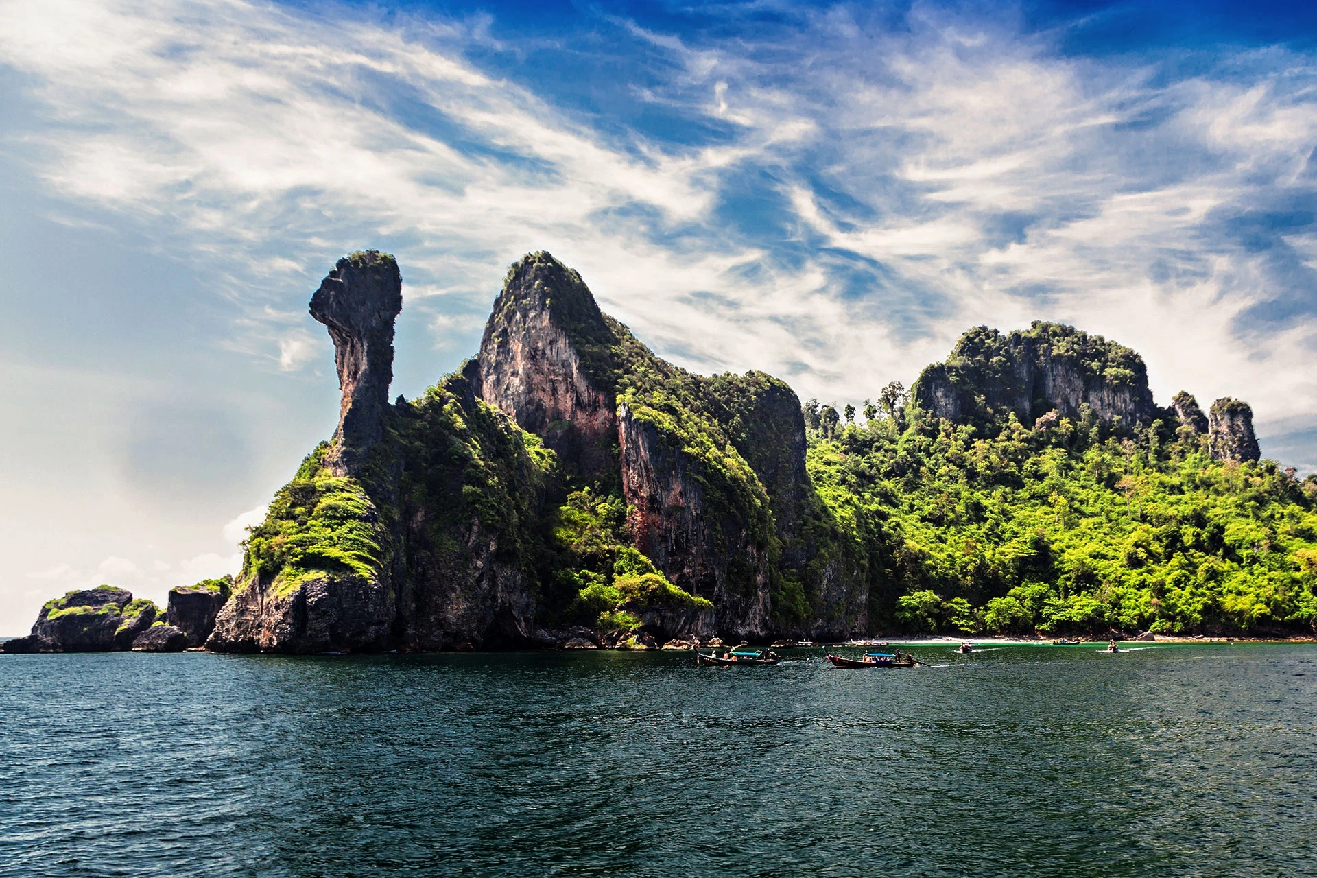 Koh Kai nằm trong nhóm đảo 4 hòn đảo rất được du khách yêu thích, cùng với Koh Poda, Koh Tup và Koh Mor. Đây đều là những hòn đảo tự nhiên được hình thành từ đá vôi, nằm ở phía nam của Krabi.