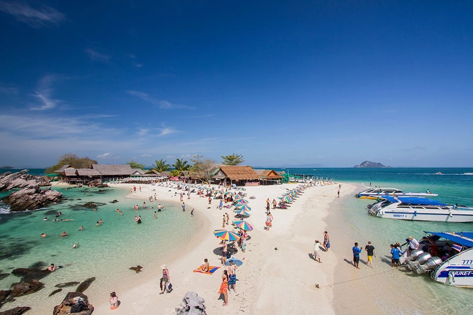 Thủy triều xuống là lúc dải cát hiện ra, nối 2 hòn đảo Koh Tup và Koh Mor gần đó, đều rất được du khách chú ý bởi vẻ đẹp hoang sơ. Bạn lúc này hoàn toàn có thể lựa chọn tắm biển, nghỉ ngơi trên dải cát hoặc đi bộ tham quan xung quanh.