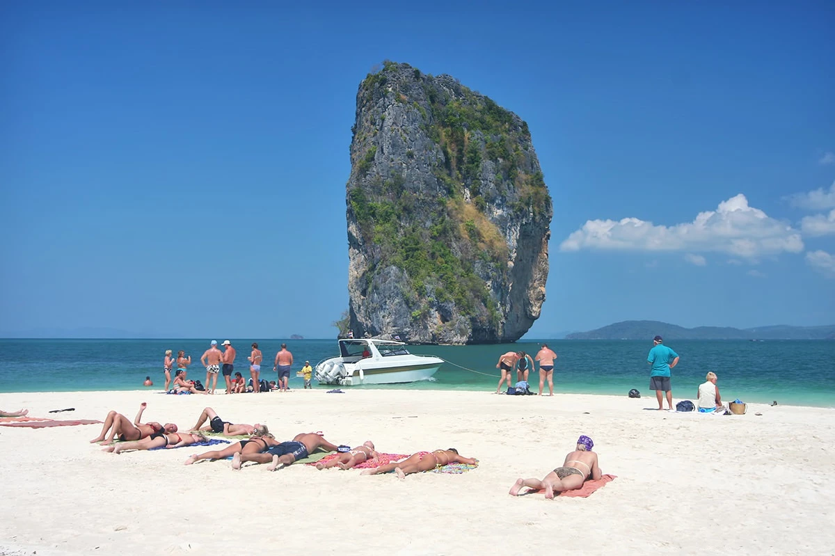 Khu vực này cũng là địa điểm lý tưởng để tham gia các hoạt động như đi cano, lặn biển ngắm san hô. Ở cả 3 hòn đảo đều có các lán, trại dựng tạm cung cấp nhiều món hải sản thơm ngon được đánh bắt trực tiếp trong khu vực. Ảnh: Krabi.