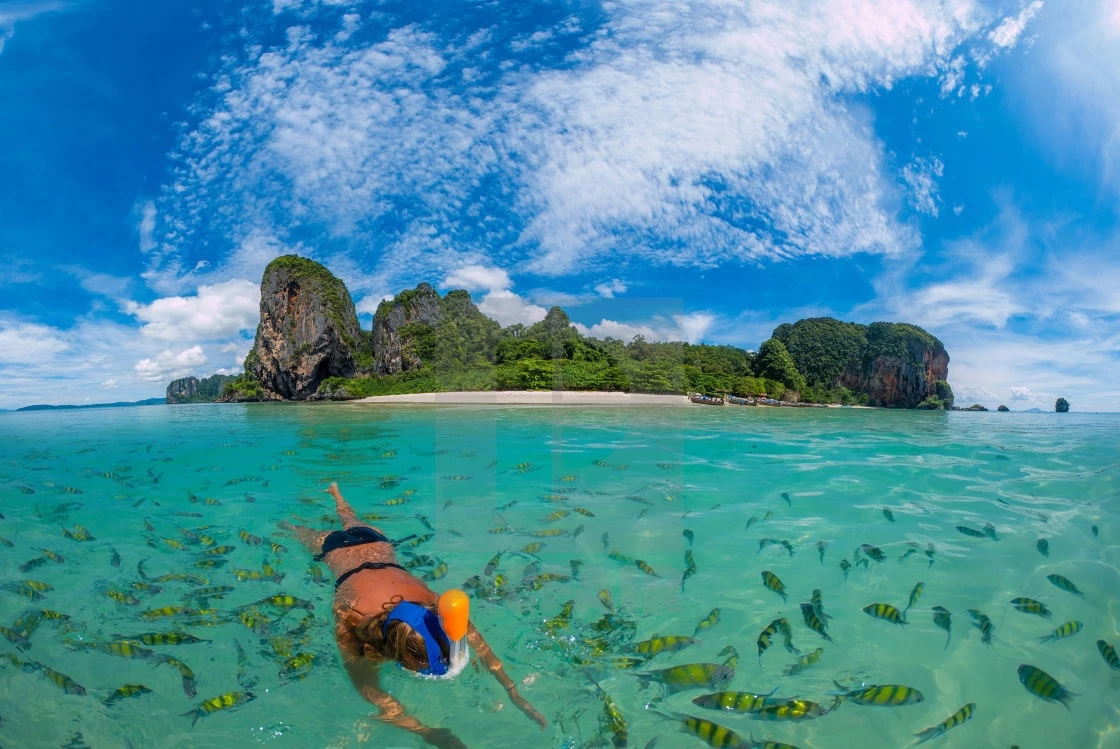 Trong nhóm 4 hòn đảo thiên đường của Krabi, Koh Poda là hòn đảo lớn nhất và cũng tách biệt so với phần còn lại. Cả chuỗi đảo là một phần của công viên quốc gia Hat Noppharat Thara-Mu Koh Phi Phi, nơi được chính phủ Thái Lan bảo tồn nghiêm ngặt. Ảnh: Picfair.