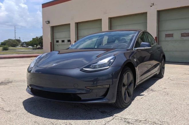 1. Tesla Model 3 2021 (giá khởi điểm: 41.190 USD).