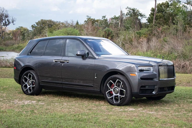 10. Rolls-Royce Cullinan 2021 (giá khởi điểm 330.000 USD).