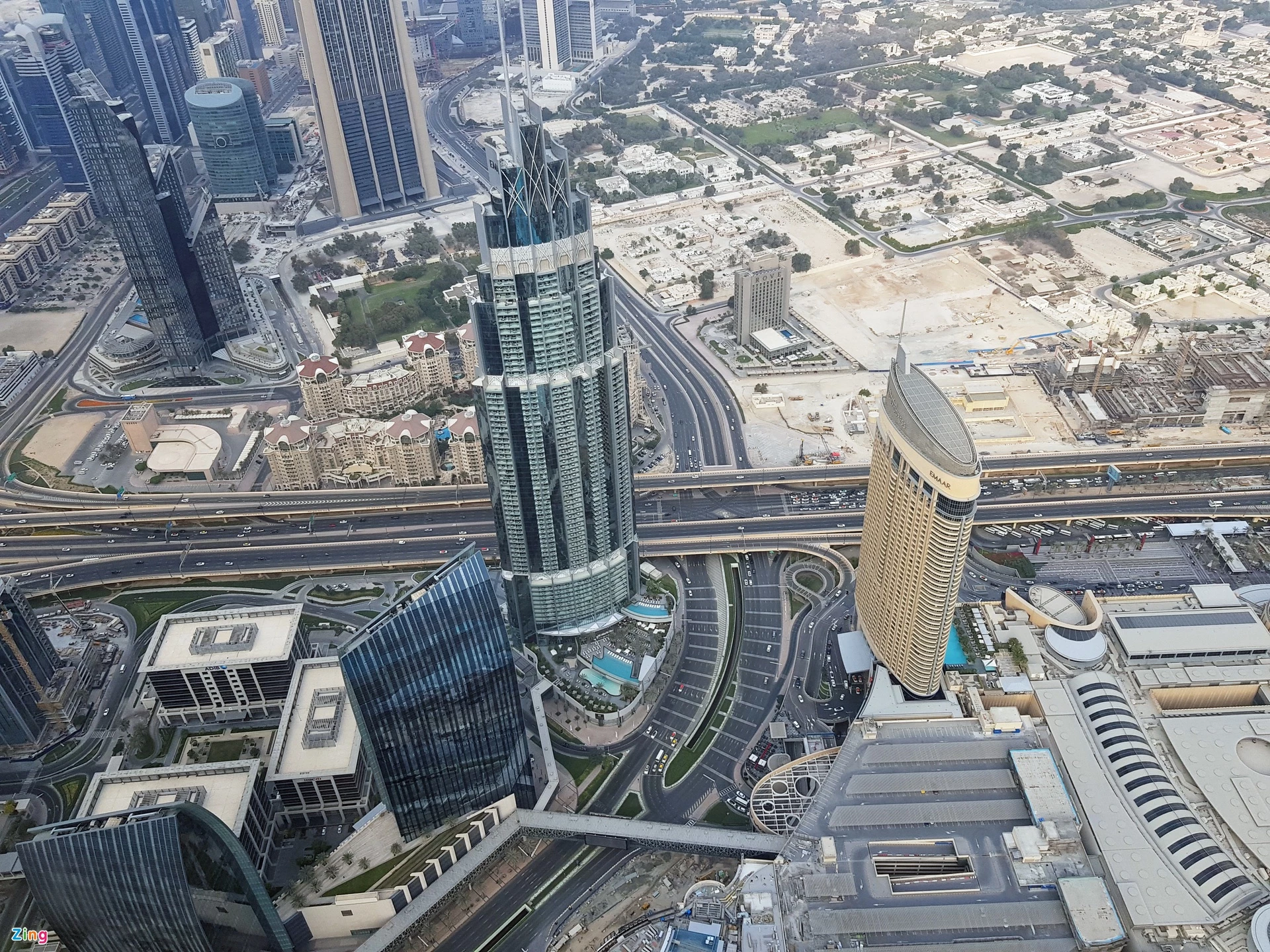 Các tiểu Vương quốc Ả rập Thống nhất (UAE) là liên bang gồm 7 tiểu vương quốc gồm Abu Dhabi, Ajman, Dubai, Fujairah, Sharjah, Ras al Khaimah và Umm al Quwain. Mỗi tiểu vương quốc đều có gia đình hoàng tộc cầm quyền, với văn hóa, truyền thống và phương ngữ khác nhau. Ngày nay, UAE trở thành quốc gia độc lập thống nhất. Thủ đô của UAE là Abu Dhabi. Tuy nhiên, Dubai là thành phố đông dân được du khách biết đến nhiều hơn.