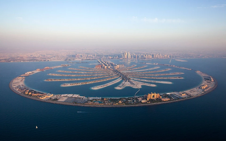 Quần đảo Palm (Dubai) gồm 3 hòn đảo nhân tạo lớn nhất thế giới, được xây dựng theo hình cây cọ. Nơi đây được xem là thiên đường nghỉ mát với giới thượng lưu. Dọc bờ biển tập trung nhiều khách sạn hạng sang, các biệt thự, bến du thuyền, công viên nước, trung tâm mua sắm, nhà hàng và hơn 5000 căn hộ cao cấp. Ảnh: Gulf News.