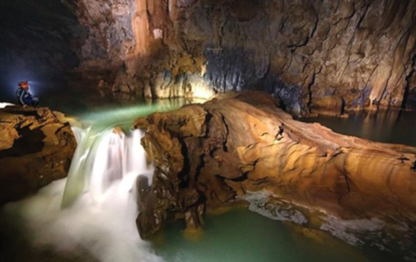 Khám phá động Pa Thơm