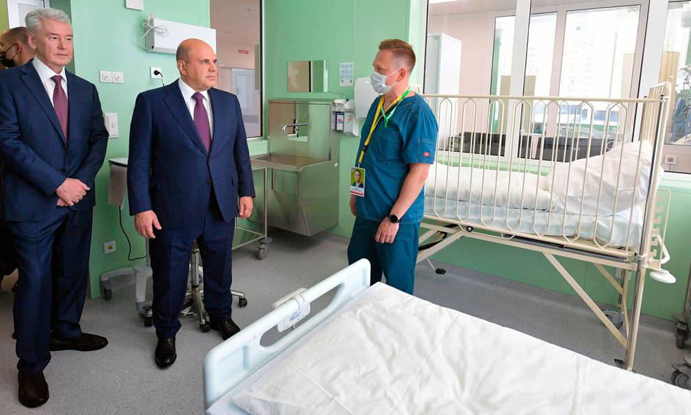 Thủ tướng Nga Mikhail Mishustin (giữa) và Thị trưởng Moskva Sergei Sobyanin thăm bệnh viện điều trị Covid-19 ở ngoại ô thủ đô vào tuần qua. Ảnh: AP. Thủ tướng Nga Mikhail Mishustin (giữa) và Thị trưởng Moskva Sergei Sobyanin thăm bệnh viện điều trị Covid-19 ở ngoại ô thủ đô vào tuần qua. Ảnh: AP.