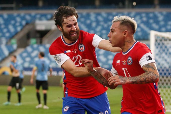 Vidal đá phản lưới, Chile vẫn giành vé vào tứ kết