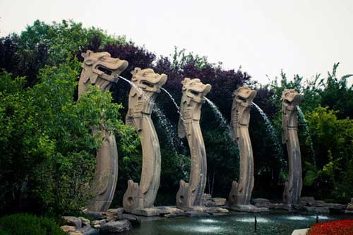 Tình cờ phát hiện không gian bí ẩn dưới lòng đất và thực hư về sự tồn tại của con thủy quái 100 tuổi ở đáy hồ