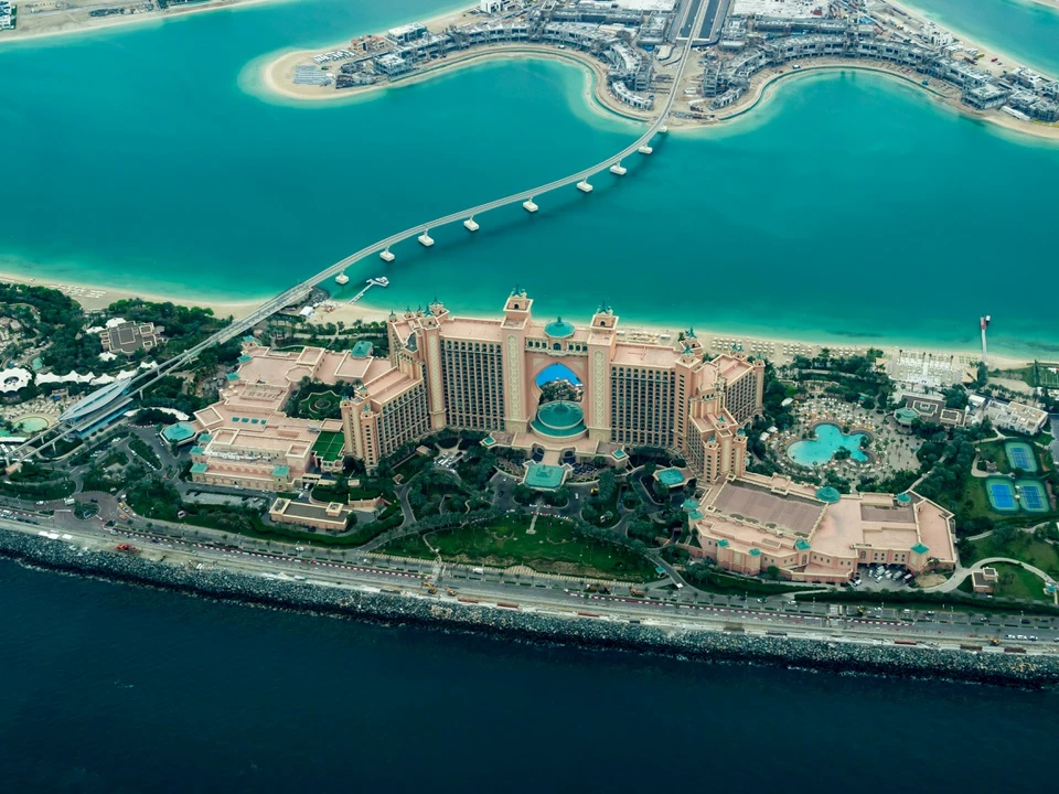 1. Atlantis the Palm, Dubai: Toàn cảnh cách sạn xa hoa ở Dubai, các Tiểu vương quốc Ả Rập thống nhất UAE, là một trong những công trình kỳ công, phô trương bậc nhất thế giới. Ảnh: Unsplash.