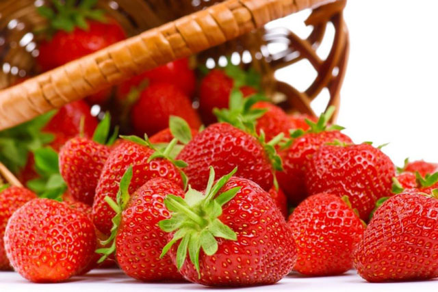 Bí quyết làm đẹp siêu đơn giản với dâu tây