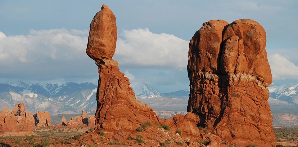 Đá thăng bằng, Utah, Mỹ: Đây là một trong những điểm tham quan nổi tiếng nhất Công viên quốc gia Arches, nằm cạnh đường chính qua công viên, cách cổng vào khoảng 14 km. Tổng chiều cao của khối đá này là 39 m, với tảng phía trên cao 16,75 m và to tương đương 3 chiếc xe bus. Ảnh: NPS.