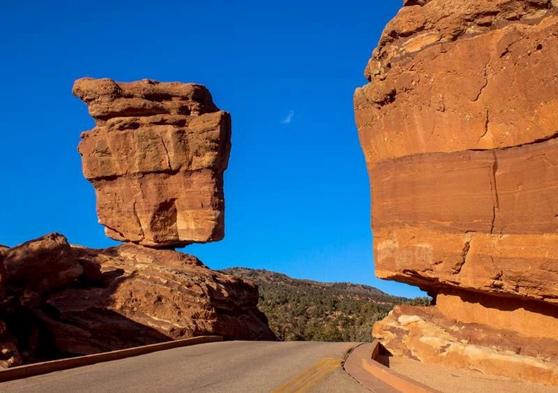 Đá thăng bằng, Colorado, Mỹ: Nằm tại Trung tâm bảo tồn thiên nhiên Garden of the Gods (Colorado Springs, Colorado), tảng đá này cao hơn 10 m và nặng khoảng 635 tấn. Như các khối đá khác ở trung tâm, đá thăng bằng hình thành tự nhiên do xói mòn. Hiện tại, nó đang phải đối mặt với nhiều nguy cơ đến từ biến đổi khí hậu, động đất và con người. Ảnh: Ritebook.