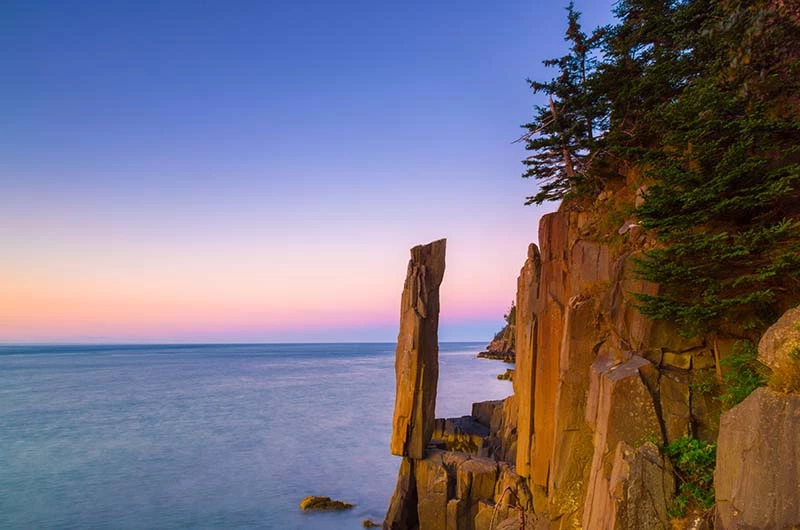 Đá thăng bằng, Digby, Nova Scotia, Canada: Tảng đá nằm ở vịnh St. Mary (đảo Long) này dường như chống lại trọng lực, khi có vẻ đang đứng trên rìa của tảng đá phía dưới. Đá có dạng cột, cao 9 m, gắn với tảng phía dưới ở hai điểm và có một khe hở cho du khách nhìn xuyên qua. Ảnh: Nova Scotia.