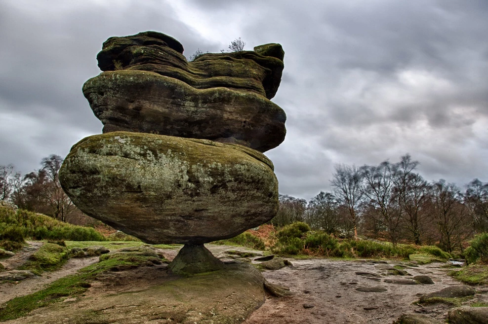 Tảng Idol, Brimham Moor, Yorkshire, Anh: Khu vực Brimham Moor có nhiều tảng đá với hình dạng thú vị, thu hút đông đảo khách tham quan. Trong đó, tảng Idol nổi tiếng nhờ kết cấu đặc biệt - một khối lớn thăng bằng trên một khối nhỏ hơn nhiều lần. Hình dạng này được cho là kết quả của sự xói mò bởi nước, băng hà và gió... Ảnh: Amazing Places.