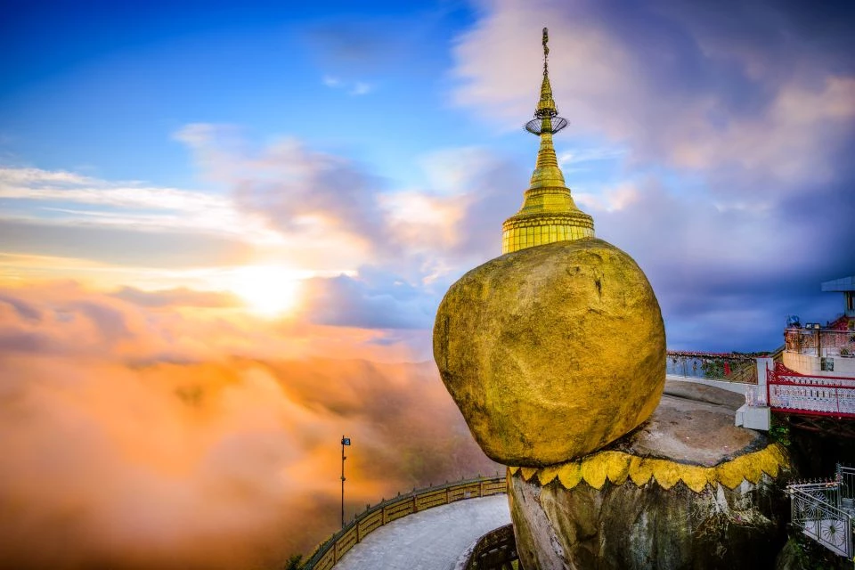 Kyaiktiyo, Myanmar: Đá Vàng (còn gọi là Kyaik-htiyo hay Kyaiktiyo) nằm trên một vách núi ở Yagon và được xem là một trong những chốn linh thiêng nhất của Myanmar. Tương truyền, hòn đá được giữ bởi một sợi tóc Phật. Một tháp nhỏ được đặt trên đỉnh, và một mặt của tảng đá được dát vàng bởi những người hành hương. Ảnh: Easy Voyage.