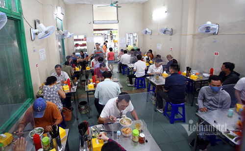 Ảnh: Người Hà Nội hồ hởi đi ăn phở, uống cà phê và cắt tóc