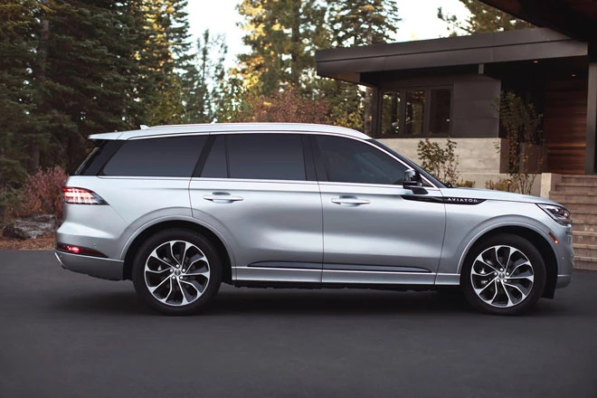 8. Lincoln Aviator Hybrid 2020 (giá khởi điểm: 52.195 USD).