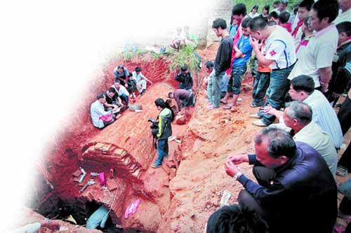 Đào đất xây nhà vệ sinh thì phát hiện mộ cổ: Vô số cổ vật bên trong nhưng thi thể chủ nhân 'không cánh mà bay'