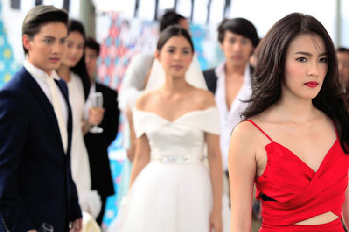 Chị gái ở xa thông báo lấy chồng, ngày kết hôn gặp mặt chú rể tôi giật mình đánh rơi cả hộp vàng cưới