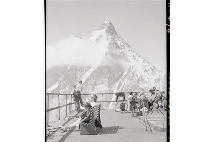 Núi Matterhorn (thuộc dãy Alps của Thụy Sĩ).Trong bức ảnh là khách du lịch nghỉ chân trên một điểm quan sát trên sườn núi phía Italy vào những năm 1950