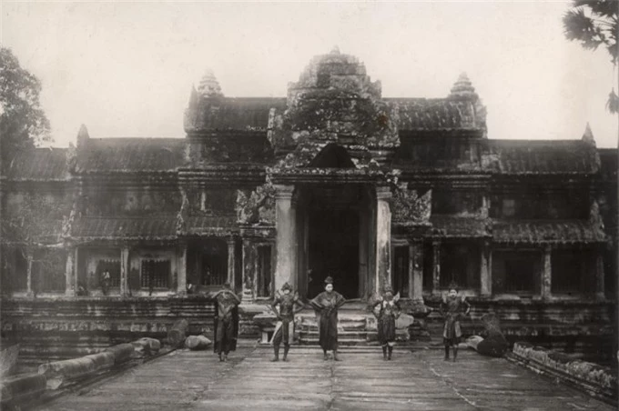 Quần thể Angkor Wat (Siem Reap, Campuchia).Quần thể đền Angkor Wat được cho là công trình kiến trúc tôn giáo lớn nhất thế giới, có diện tích 162,6 hecta và bao gồm hơn một nghìn tòa nhà. Ảnh được chụp vào năm 1910.