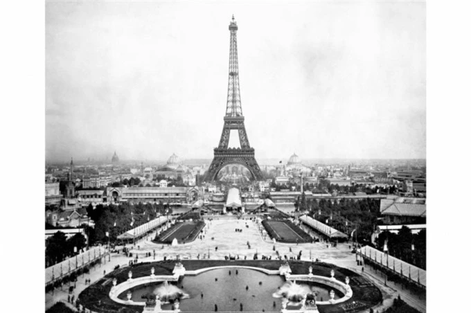 Tháp Eiffel (Thủ đô Paris, Pháp).Tháp Eiffel được xây dựng từ năm 1887-1889để kỷ niệm 100nămCách mạng Pháp và chào đón Triển lãm thế giớinăm 1889. Bức ảnh trên được chụp vào năm 1889. Ngày nay, tháp Eiffel thu hút khoảng 7 triệu lượt khách du lịch mỗi năm